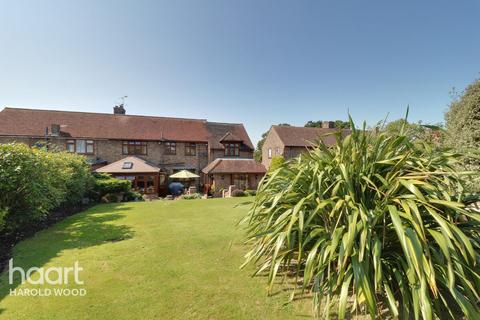 9 Priory Grove, Romford, RM3 9AS