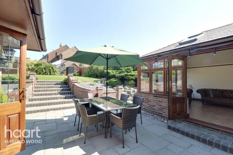 9 Priory Grove, Romford, RM3 9AS