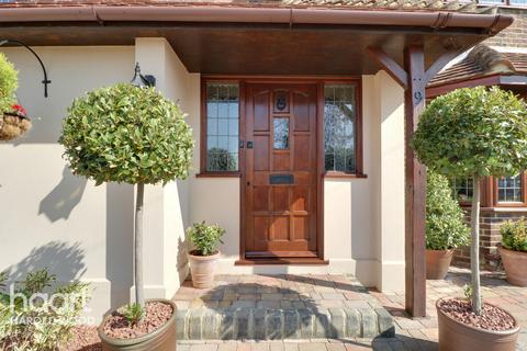 9 Priory Grove, Romford, RM3 9AS