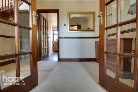 9 Priory Grove, Romford, RM3 9AS