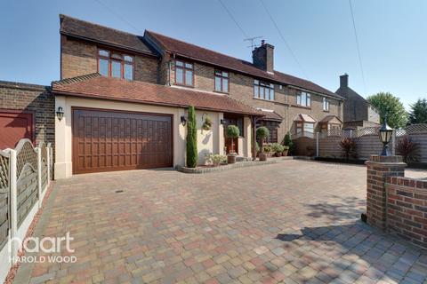9 Priory Grove, Romford, RM3 9AS