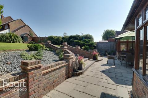 9 Priory Grove, Romford, RM3 9AS