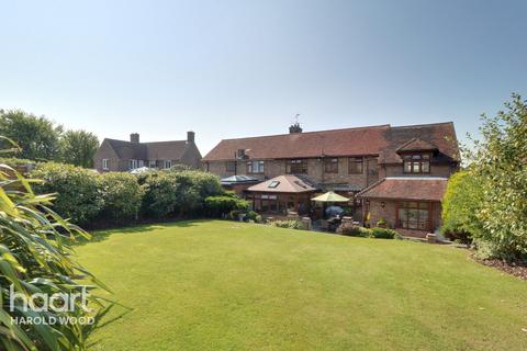 9 Priory Grove, Romford, RM3 9AS