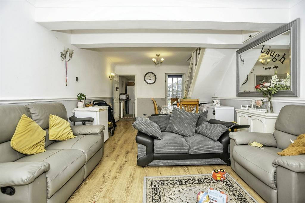 Elm Road, RM17 2 bed terraced house for sale £285,000