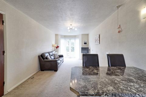 2 bedroom flat for sale, Brackendale Court, SS13