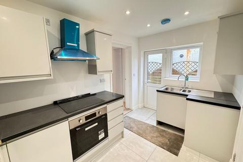 4 bedroom semi-detached house to rent, Amersham Road, High Wycombe