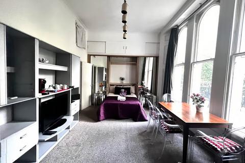 Studio to rent, Kensington Gardens Square, London W2