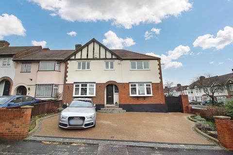 1 Holly Close, Buckhurst Hill, IG9 6HT