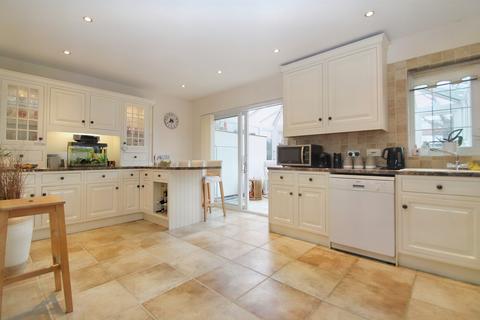 1 Holly Close, Buckhurst Hill, IG9 6HT