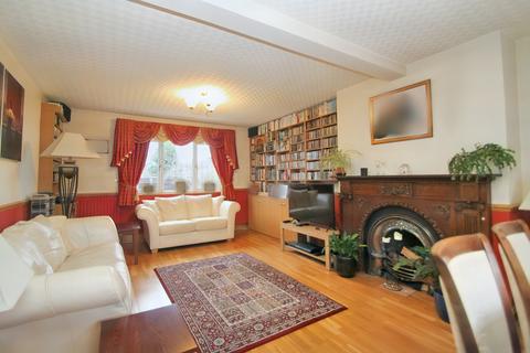 1 Holly Close, Buckhurst Hill, IG9 6HT
