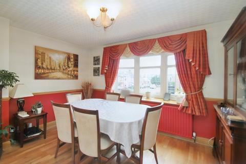 1 Holly Close, Buckhurst Hill, IG9 6HT