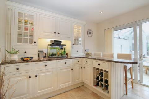 1 Holly Close, Buckhurst Hill, IG9 6HT
