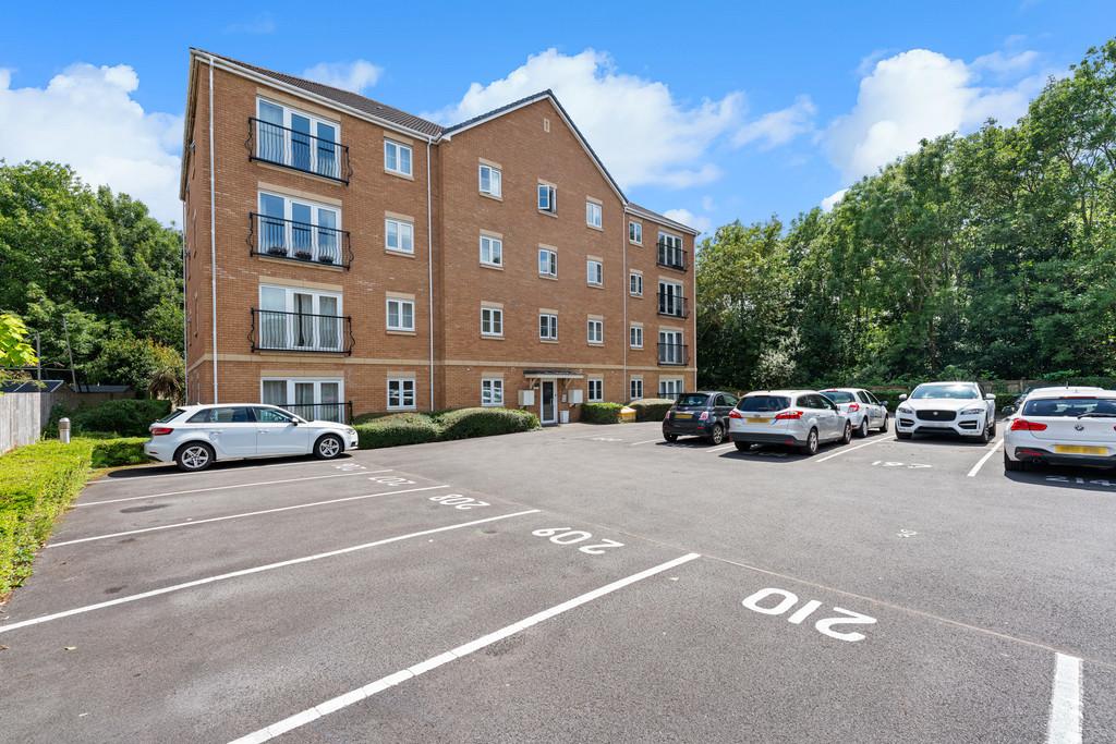 Wyncliffe Gardens, Pentwyn, Cardiff 1 bed flat £138,000