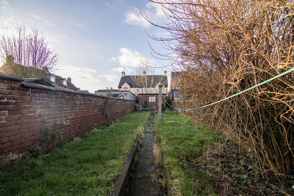 Central Road, Hugglescote, Coalville 2 bed terraced house for sale £