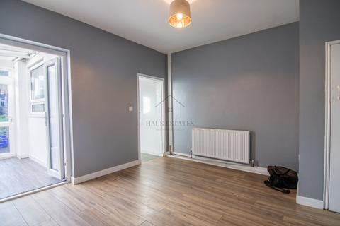 113 Central Road, Hugglescote, Coalville, LE67 2FL