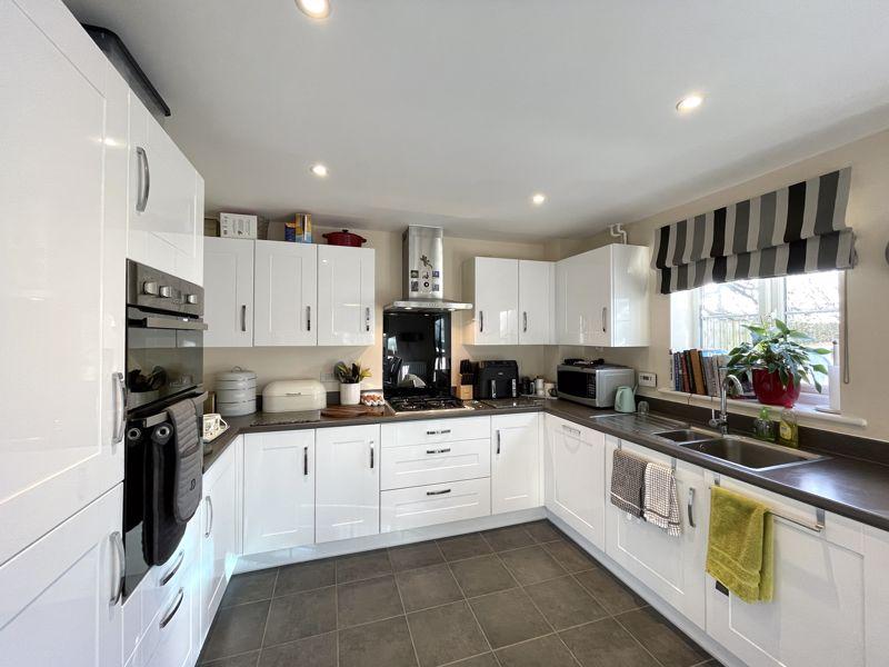 Kitchen / Dining...