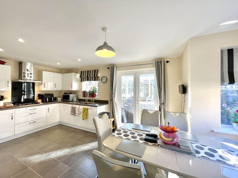 Kitchen / Dining...