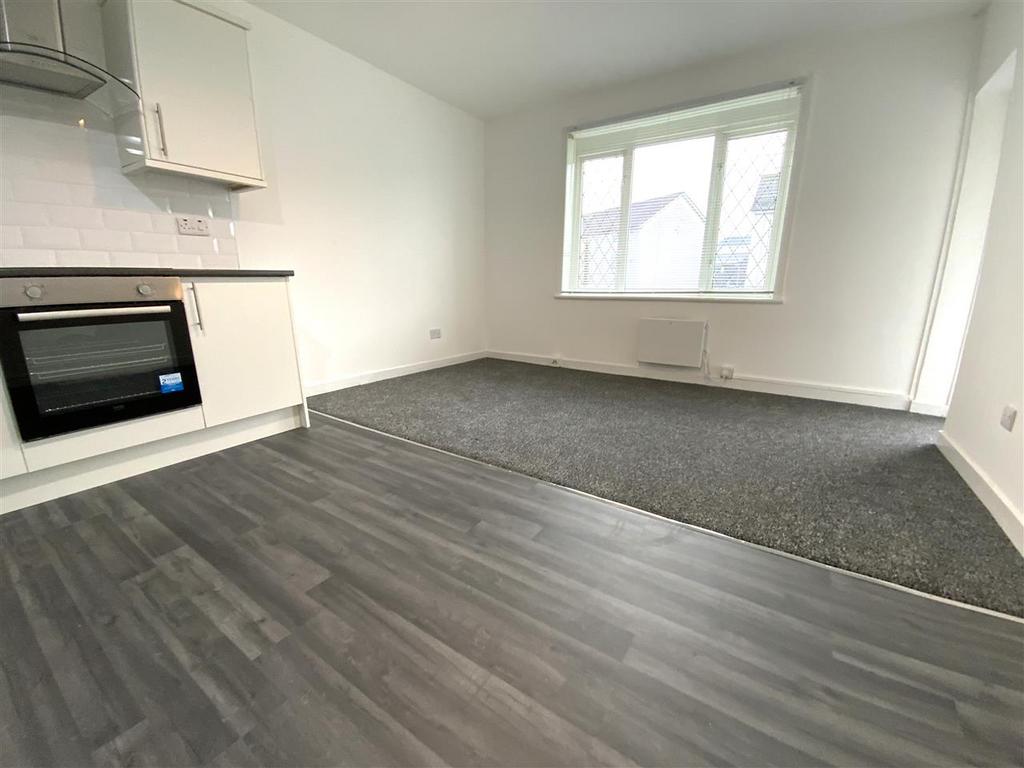 Hopeman Path, Thornliebank, Glasgow 3 bed apartment to rent £950 pcm