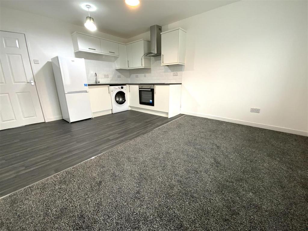 Hopeman Path, Thornliebank, Glasgow 3 bed apartment to rent £950 pcm