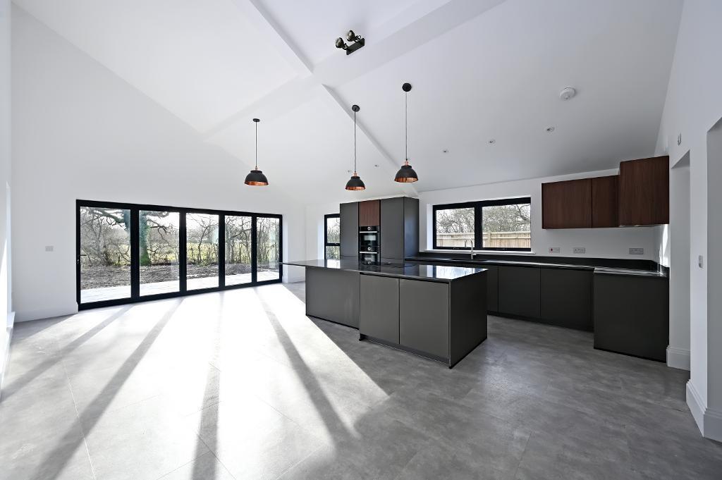 Maidstone Road, Staplehurst, Kent... 4 bed detached house to rent £