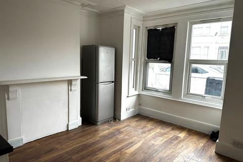 1 bedroom in a house share to rent, Room  Heygate Avenue, SS1