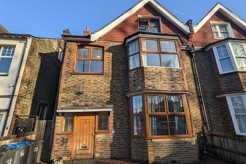 3 bedroom flat to rent, Norbury Crescent