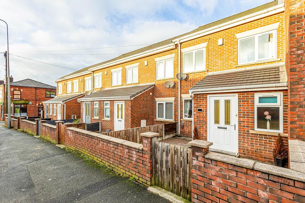 Woodhouse Lane, Springfield, Wigan, WN6 3 bed townhouse £850 pcm (£