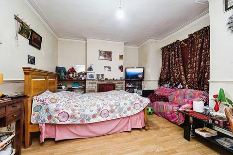 3 bedroom flat for sale, Katherine Road, London, E6