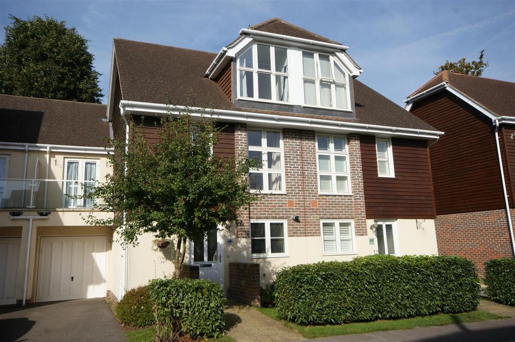 48 Pendenza, Cobham Surrey 4 bed detached house to rent £2,750 pcm (£