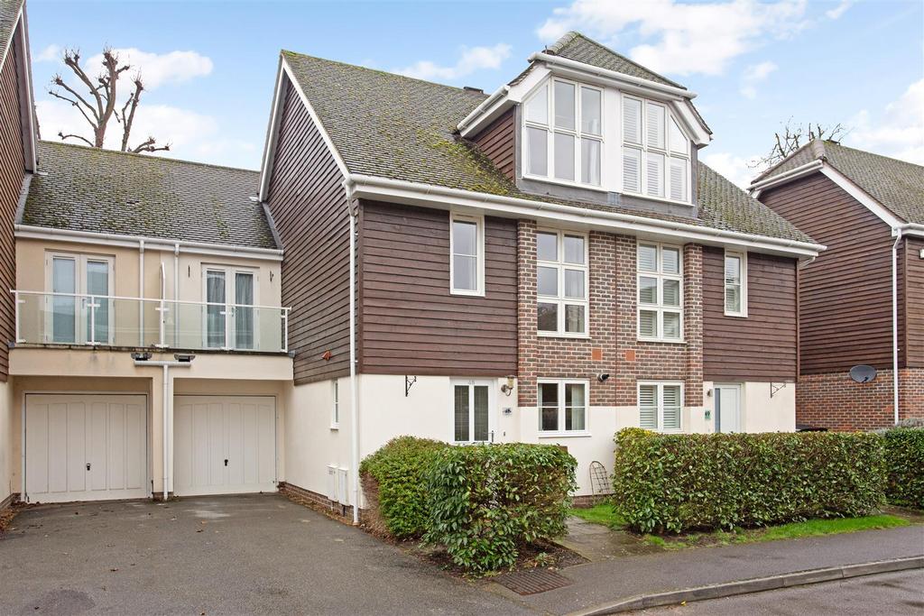 48 Pendenza, Cobham Surrey 4 bed detached house to rent £3,000 pcm (£
