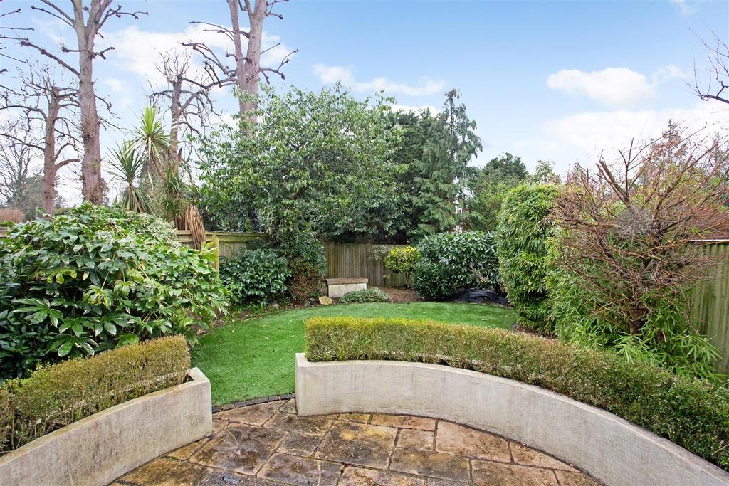48 Pendenza, Cobham Surrey 4 bed detached house to rent £3,000 pcm (£