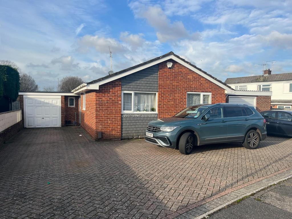 Lynn Road, Canford Heath, Poole 3 bed detached bungalow £1,495 pcm (£
