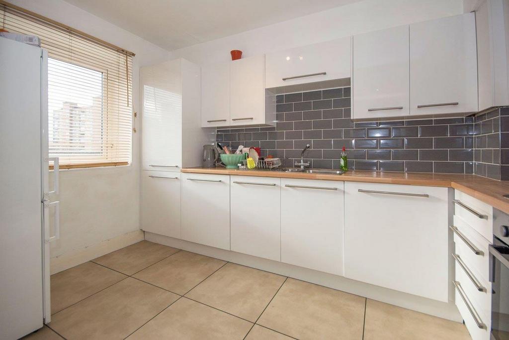 Park South, Austin Road 1 Bed Flat - £1,700 Pcm (£392 Pw)