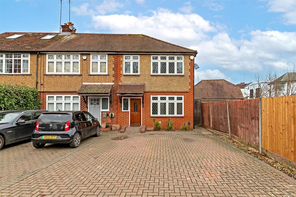 Batchwood Drive, St Albans, Hertfordshire 3 bed end of terrace house to