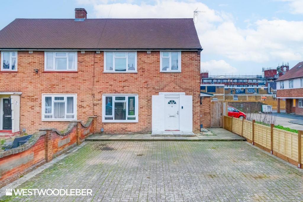 Stoneleigh Close, Waltham Cross EN8 3 bed semidetached house for sale