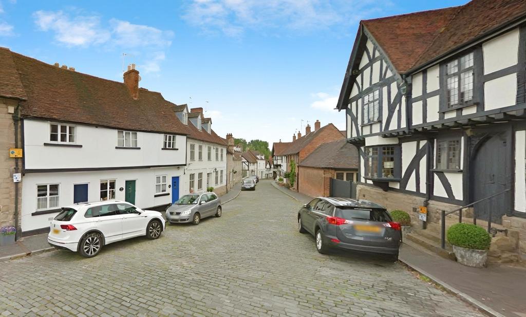 Mill Street, Warwick, CV34 2 bed character property £400,000