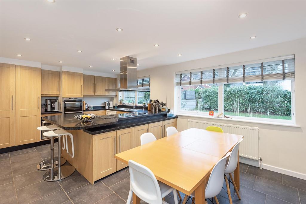 Roundwood Park, Harpenden 5 bed detached house for sale £1,589,995