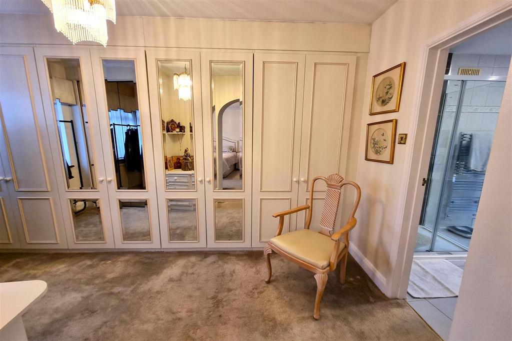 Dressing room en suite/poss. study/bedroom 5: