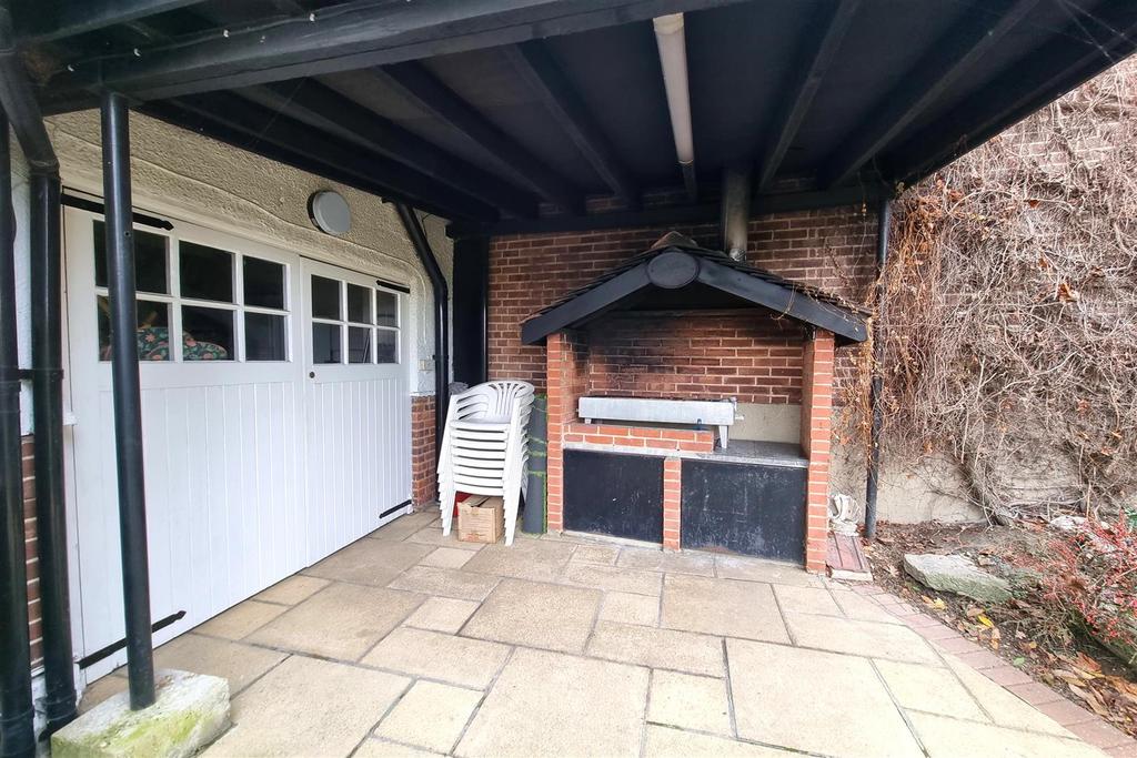 COVERED BBQ AREA & ACCESS TO GARAGE FROM REAR: