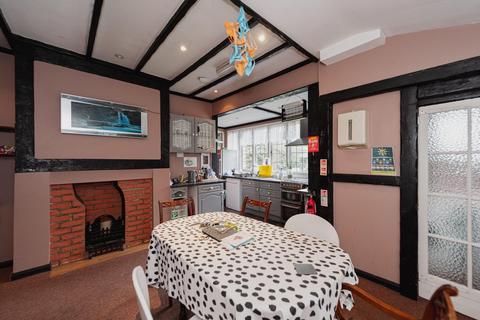 388 Chessington Road, Epsom, KT19 9EG