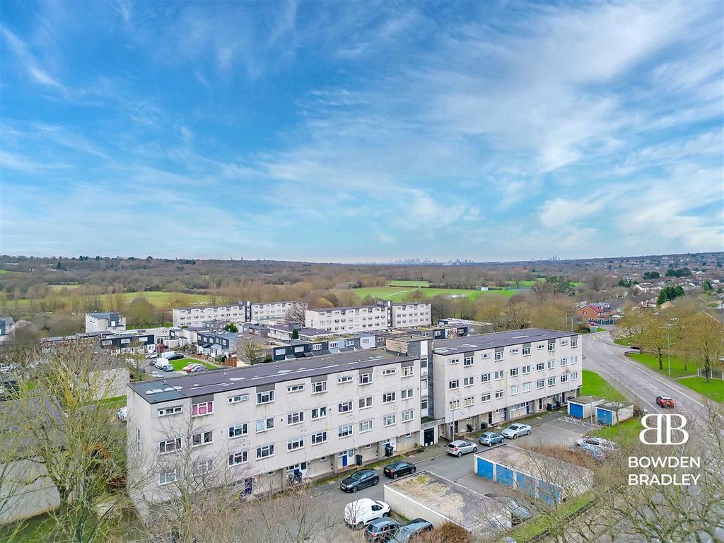 Longcroft Rise, Loughton 2 bed apartment - £270,000