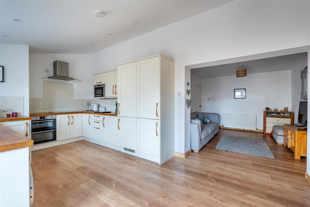 St. Keyna Road, Keynsham, Bristol 2 bed flat for sale £270,000