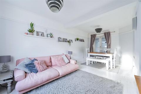 5 Chapel Way, Epsom, KT18 5TE