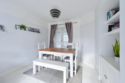 5 Chapel Way, Epsom, KT18 5TE