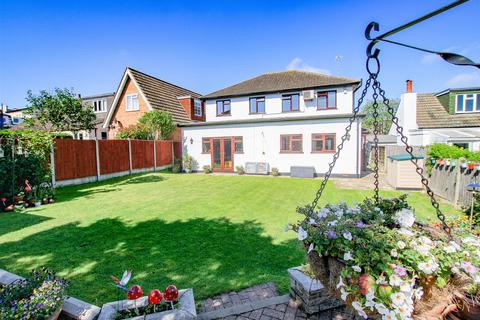 4 bedroom detached house for sale, Flemming Avenue, Leigh-On-Sea