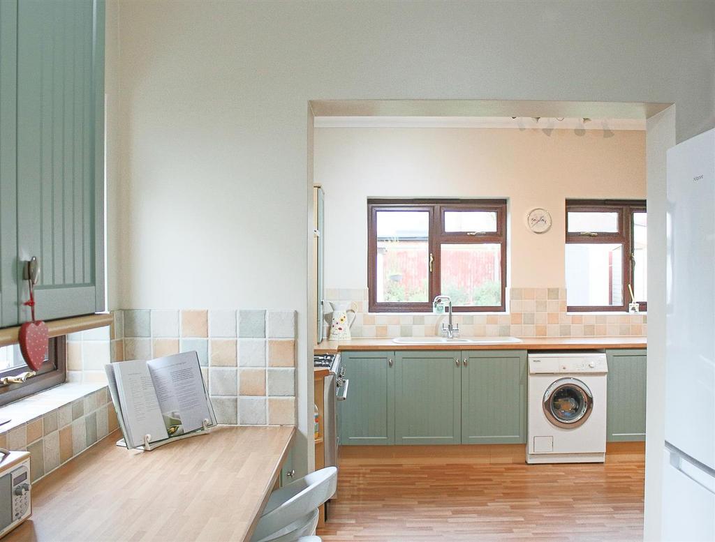 Flemming Avenue, LeighOnSea 4 bed detached house for sale £725,000