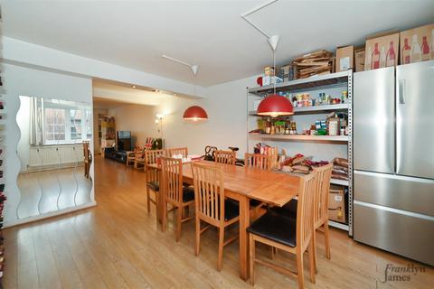 3 bedroom duplex for sale, St. Georges Square, Narrow Street, London, E14