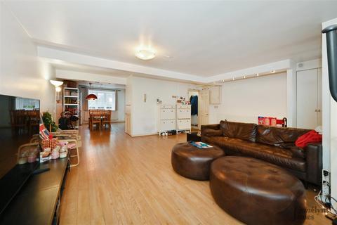 3 bedroom duplex for sale, St. Georges Square, Narrow Street, London, E14