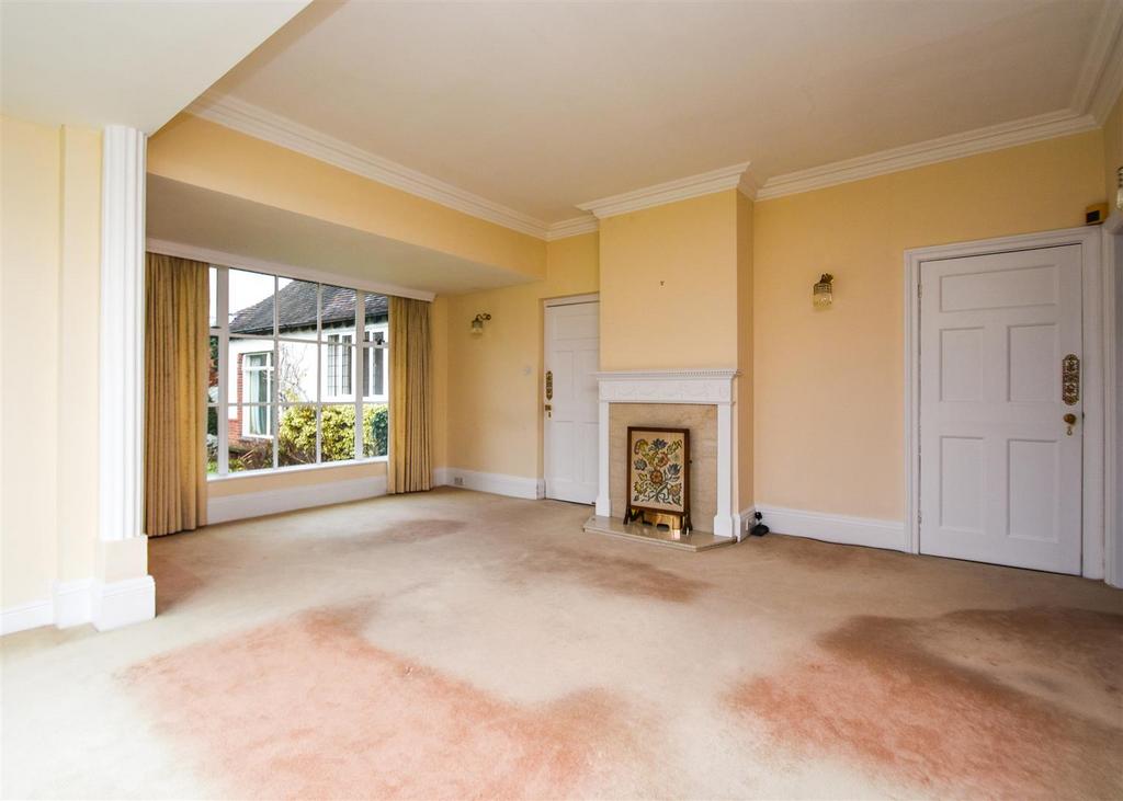 19 Clifton Road - Living Room (2).jpg