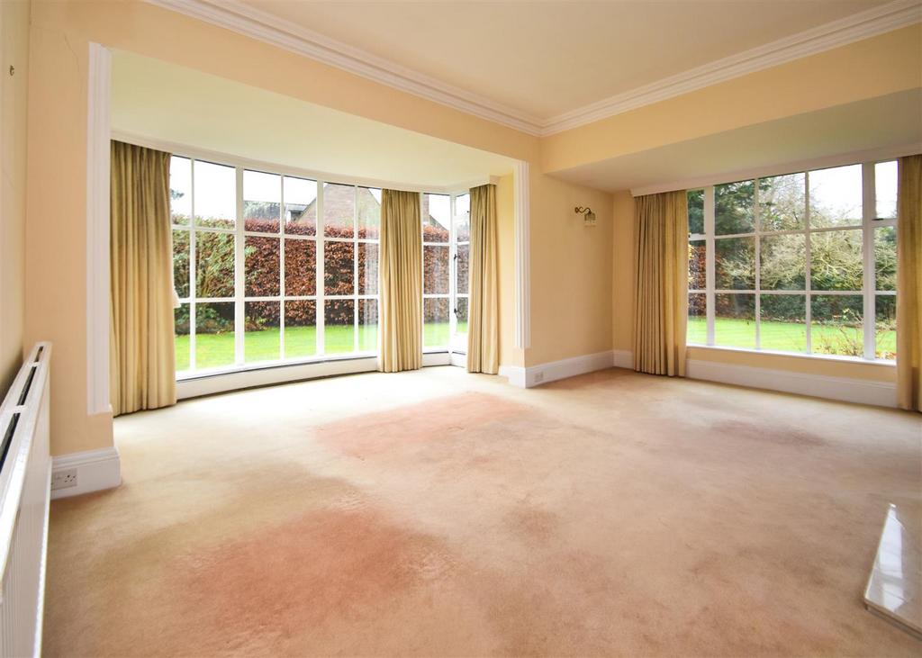 19 Clifton Road - Living Room.jpg